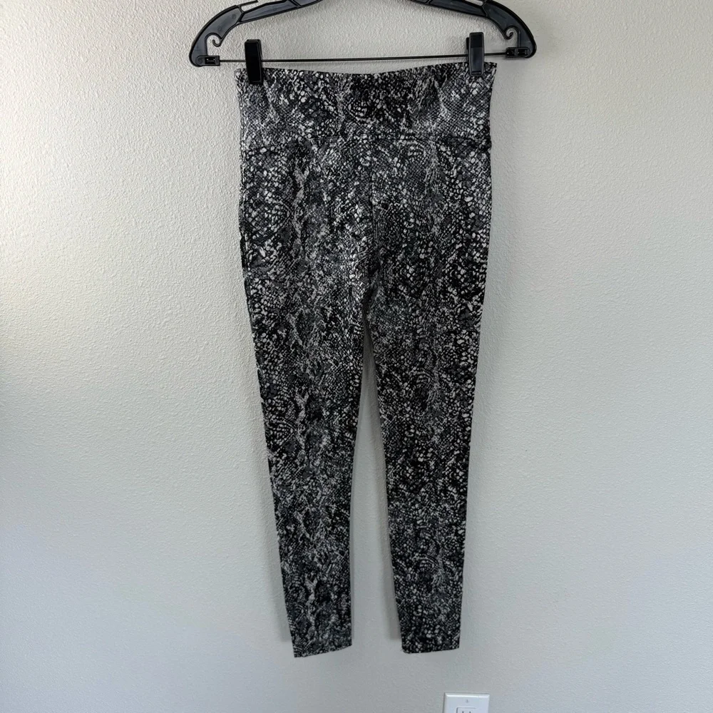 New SPANX Faux Leather Snake Shine Leggings Grey NWT Casual Women’s Medium